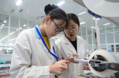 刻苦攻关  研发新产品